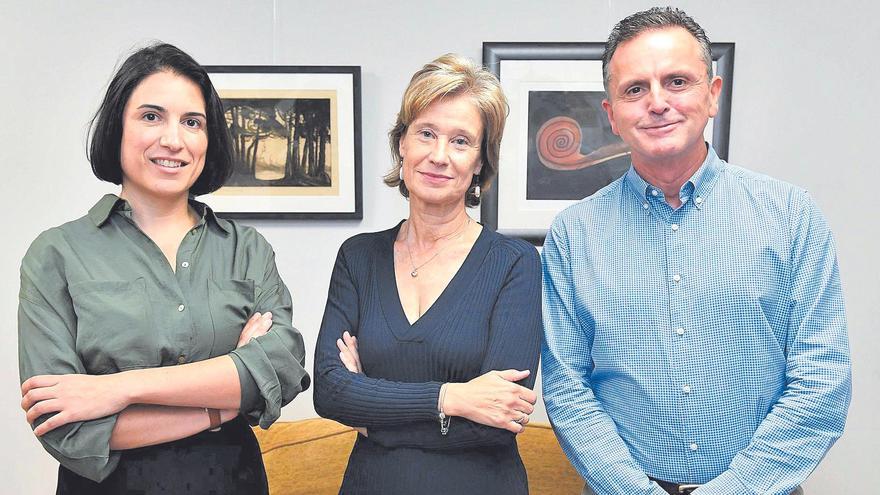 María Vázquez, de Gestán; María Sande, de Coca-Cola, y Ricardo Castro, de Vegalsa-Eroski, en la sede de LA OPINIÓN