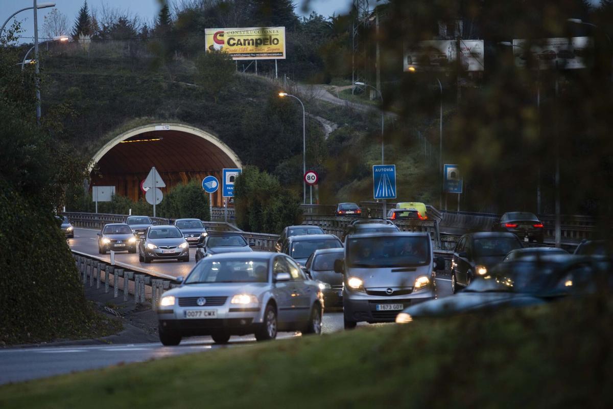 Aglomeración de coches en las inmediaciones de la rotonda de Luis Oliver.