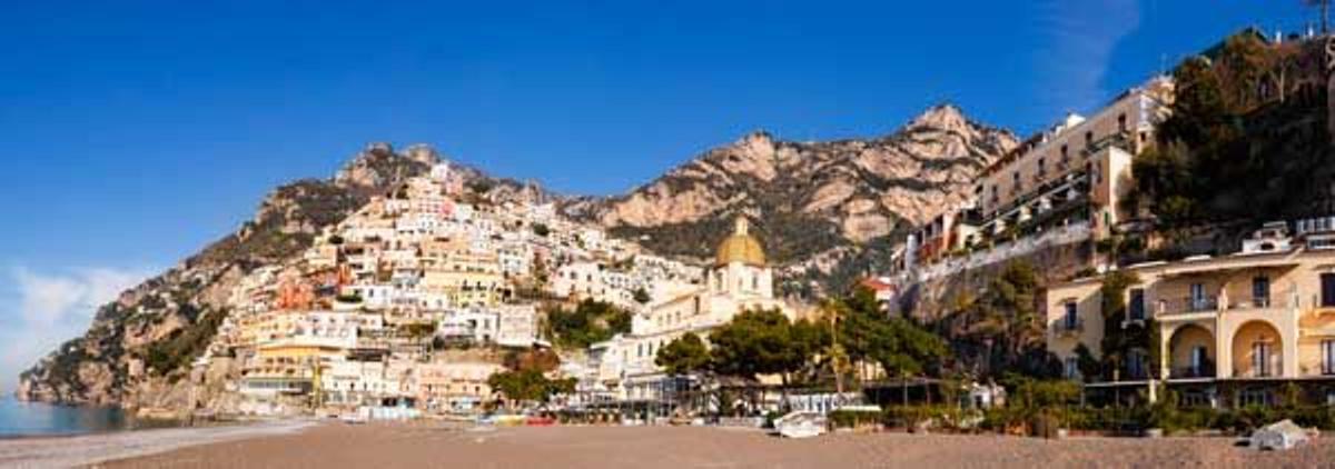 Playa y casas de Positano.