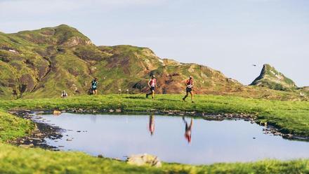 Un grupo de corredores durante un tramo del recorrido de la edición 2023 de la HOKA Val d’Aran by UTMB