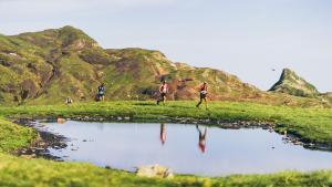 Un grupo de corredores durante un tramo del recorrido de la edición 2023 de la HOKA Val d’Aran by UTMB