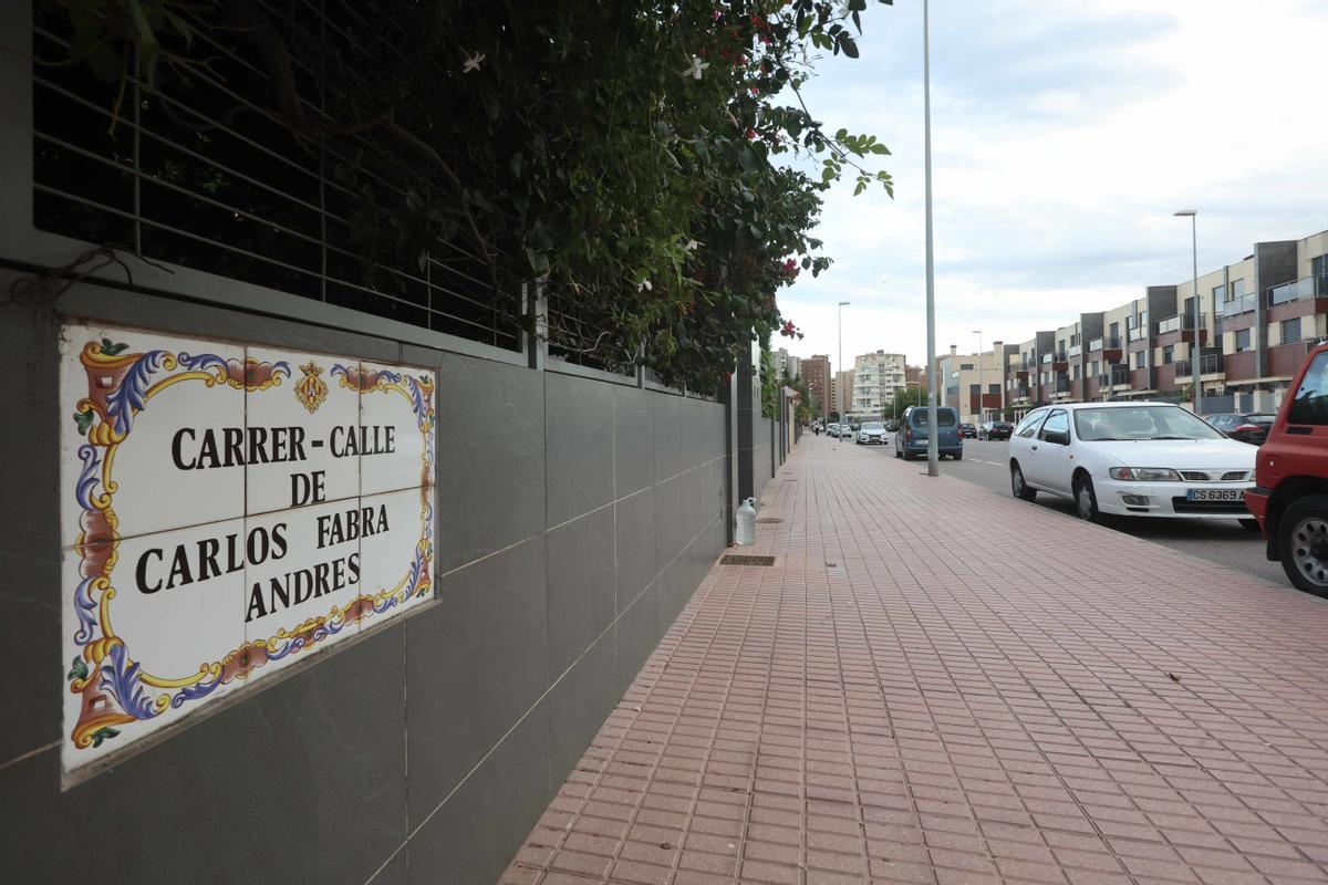 Placa, aún colocada, en la calle Carlos Fabra Andrés.