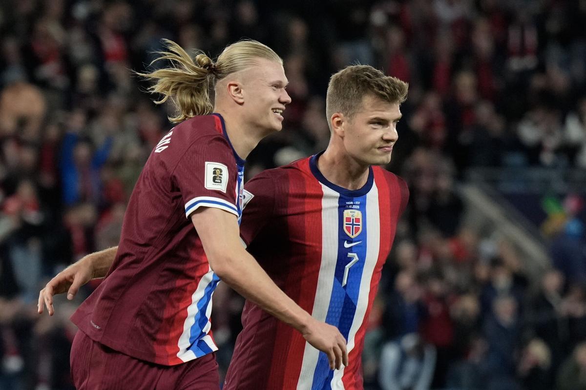 El delantero noruego Erling Braut Haaland (I) celebra con su compañero Alexander Sorloth el 4-0 durante el partido de clasificación para el Mundial 2026 que han jugado Noruega eIsrael en Oslo, Noruega. EFE/EPA/Fredrik Varfjell