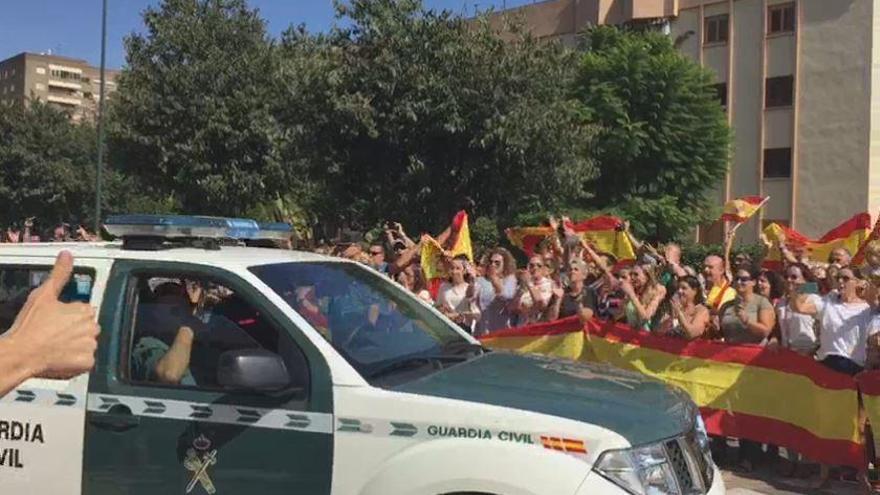 Castelló despide con banderas y cánticos a los Guardias Civiles enviados a Cataluña