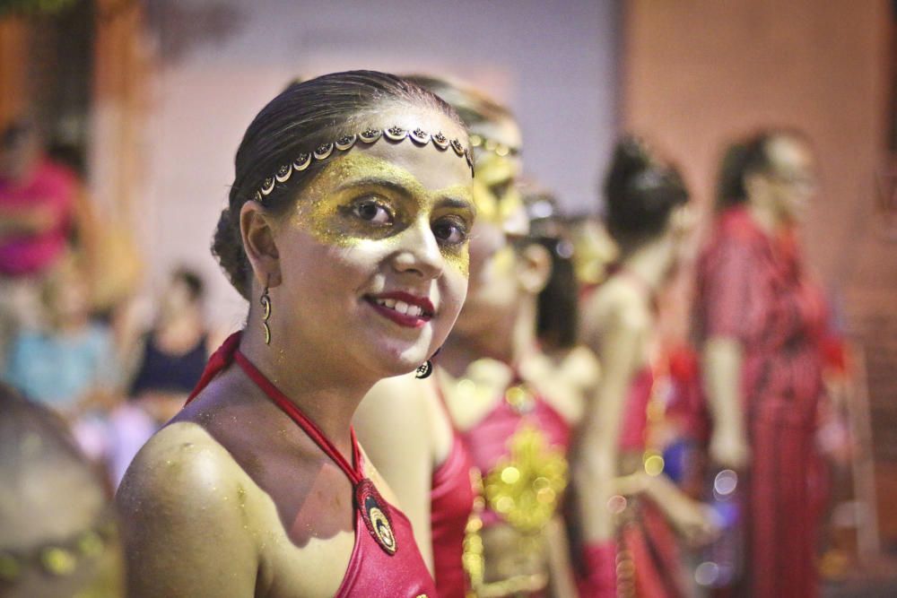 Diferentes imágenes del desfile de la Entrada Mora de Almoradí.