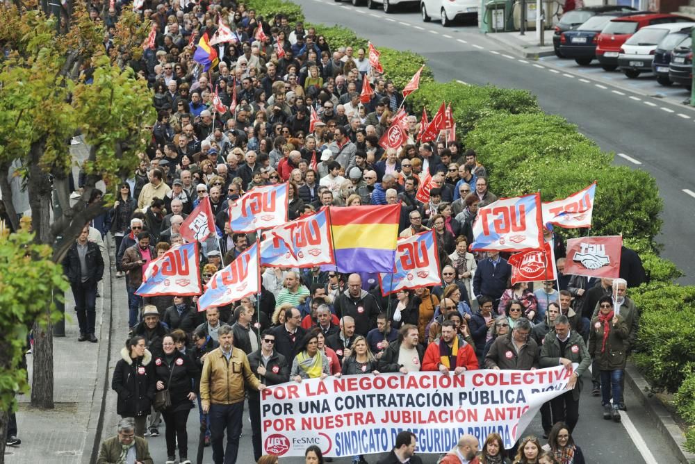 Unas 4.000 han secundado la manifestación convocada por UGT y CCOO que ha arrancado A Palloza y ha terminado en la plaza de Ourense, ante la Delegación del Gobierno en Galicia.