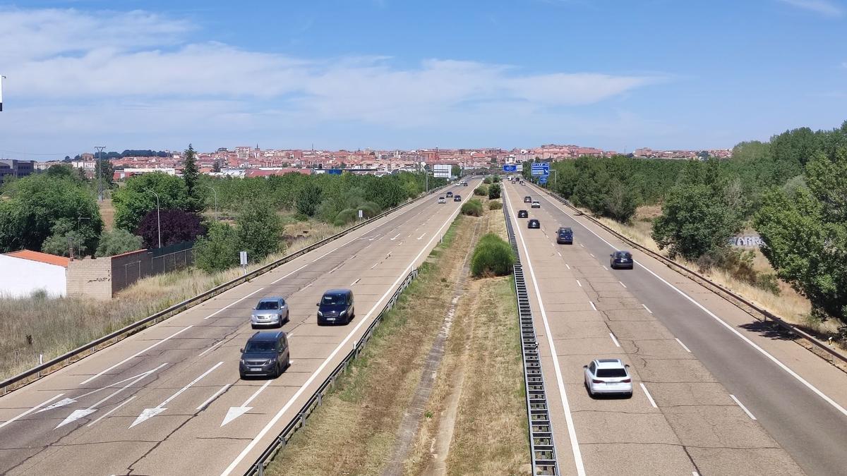 La brecha de género y nacionalidad persiste en la distribución de la renta en Benavente.