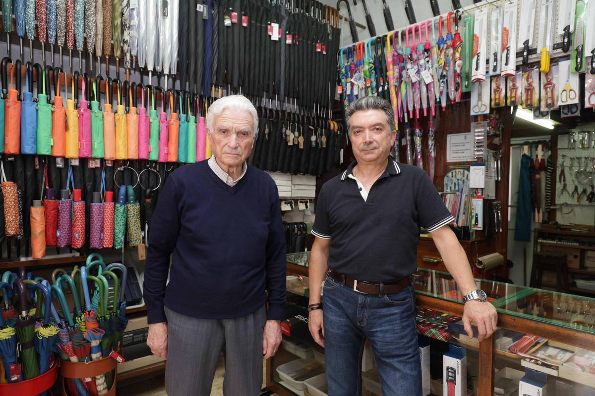 Antonio y Roberto Rodríguez, en el local, situado en el número 3 de la Rúa de Extremadura.