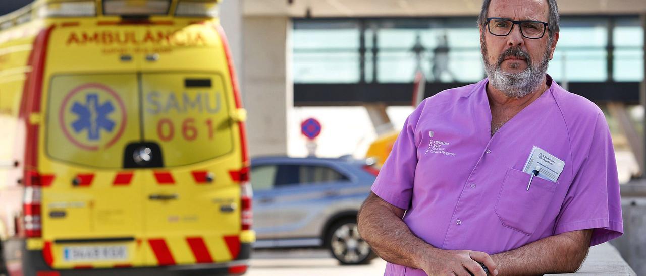 Paco Muela, en la entrada
del servico de Urgencias 
de Can Misses.  vicent marí