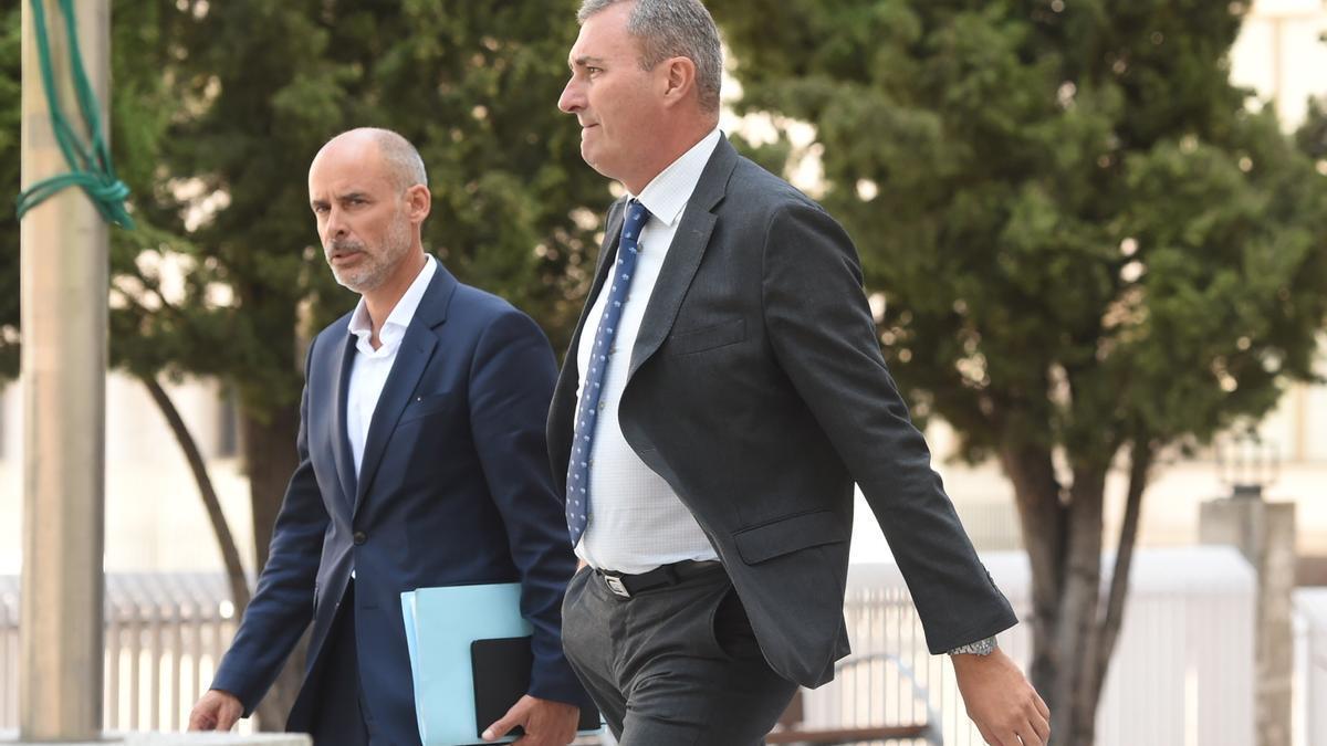 A la derecha, el consejero delegado de Reale Seguros, Ignacio Mariscal, llega a los juzgados de Plaza de Castilla para declarar como testigo en el caso Begoña.