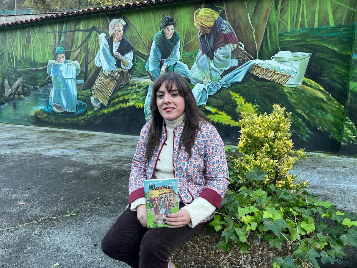 Aitana Castaño posa con su libro