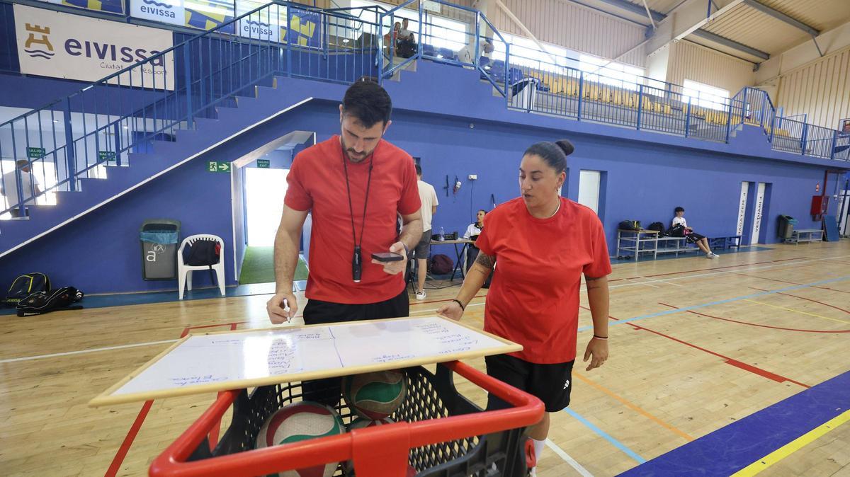 Todas las imágenes de las jornadas de tecnificación de vóley en el Polideportivo Es Viver