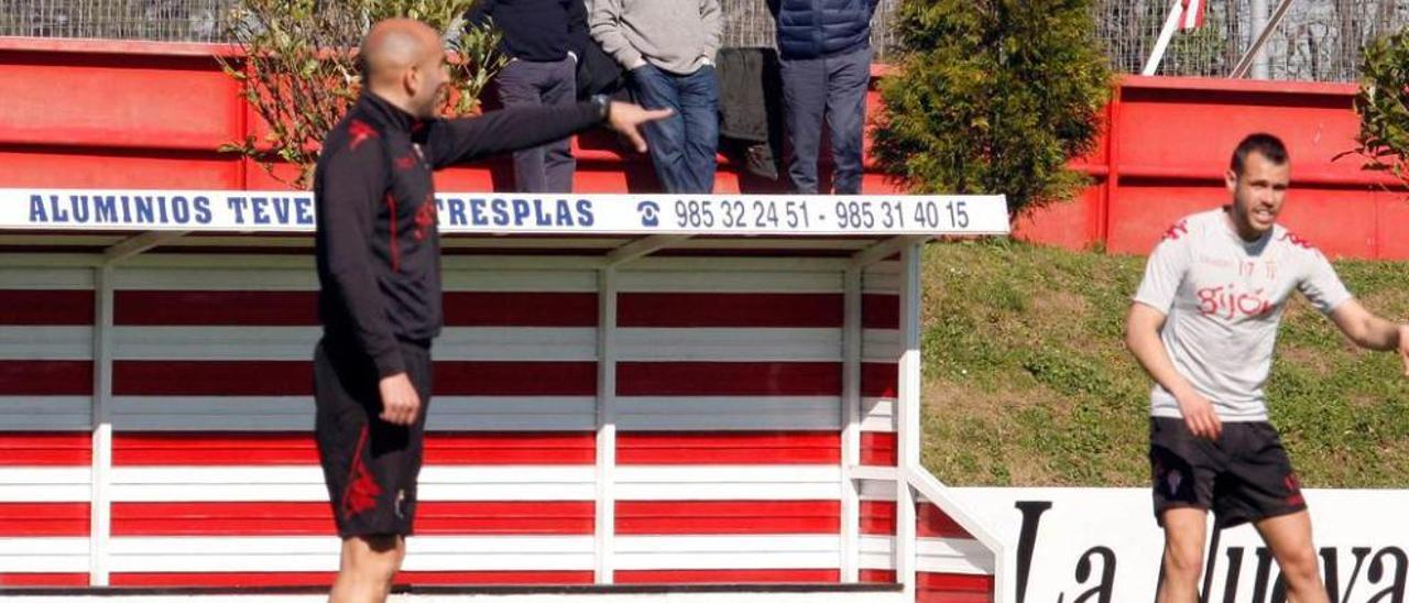 Abelardo da instrucciones en un entrenamiento, con Javier Fernández, Rogelio García y José Antonio Nieto, al fondo, siguiendo la sesión.