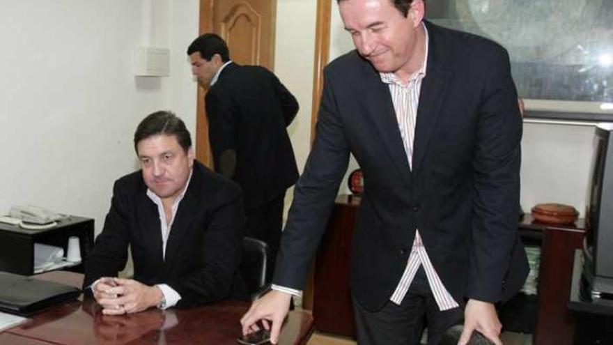Juan Anguix y José Sepulcre, durante una reunión del consejo de administración.