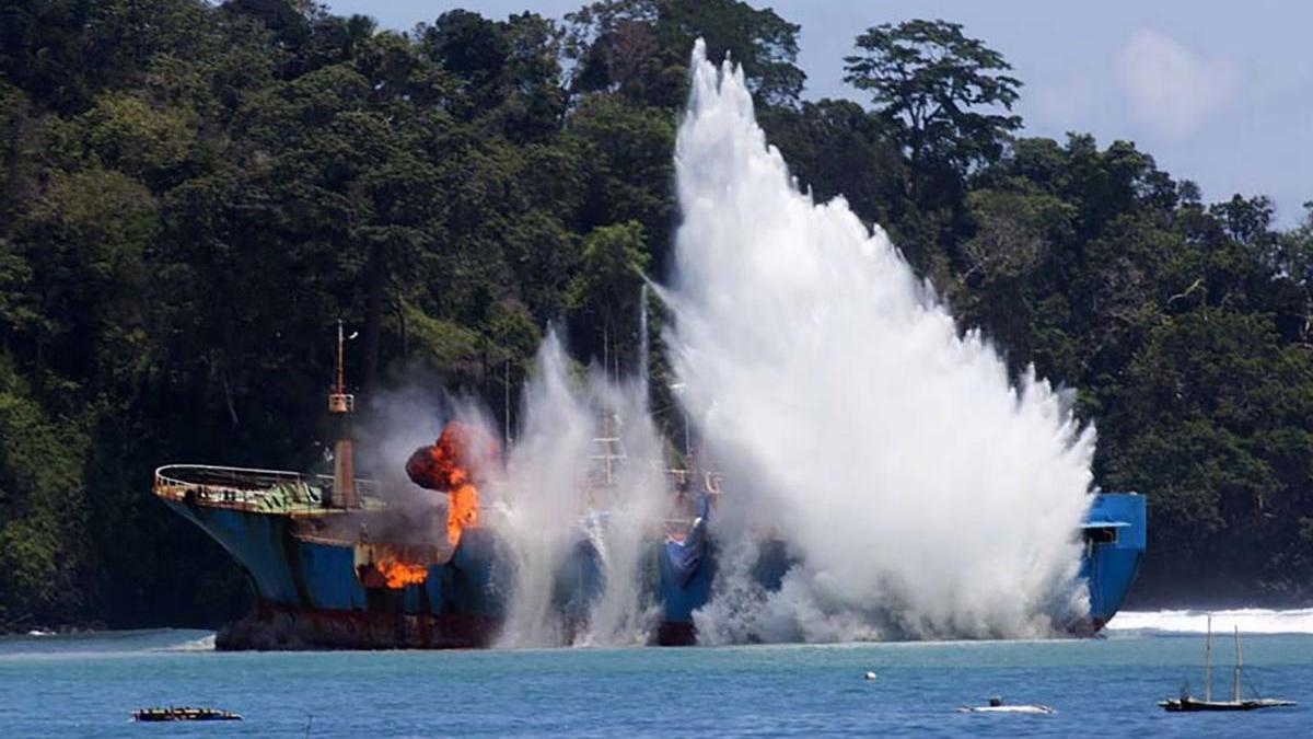 El pesquero «Viking», dinamitado por el Gobierno de Indonesia en marzo de 2016.