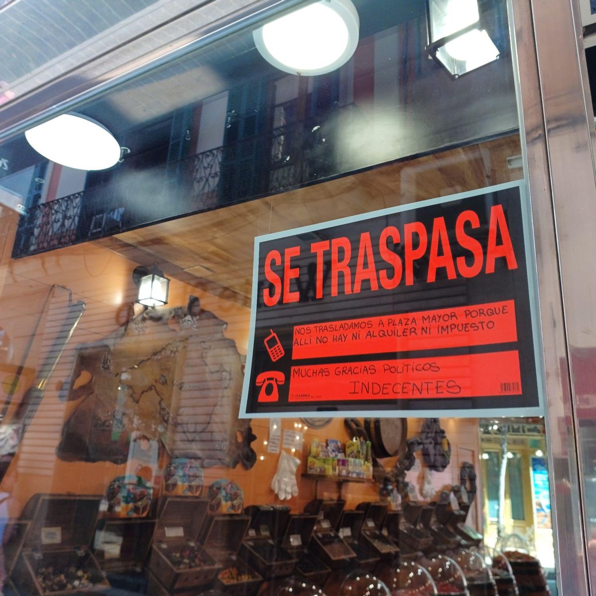 El empresario ha colgado un letrero de se traspasa y en él dedica graves críticas contra los políticos