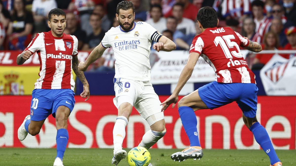 Nacho disputa el balón ante Savic y Correa