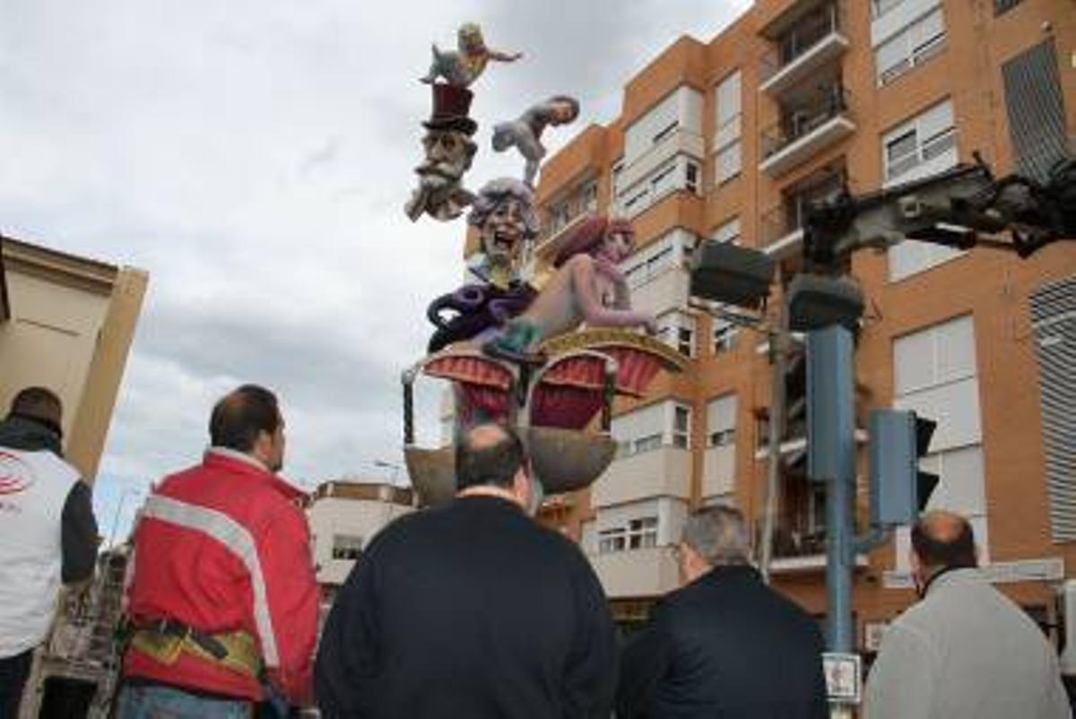 Galería fotos: Las comisiones falleras de Burriana sacan sus monumentos a la calle