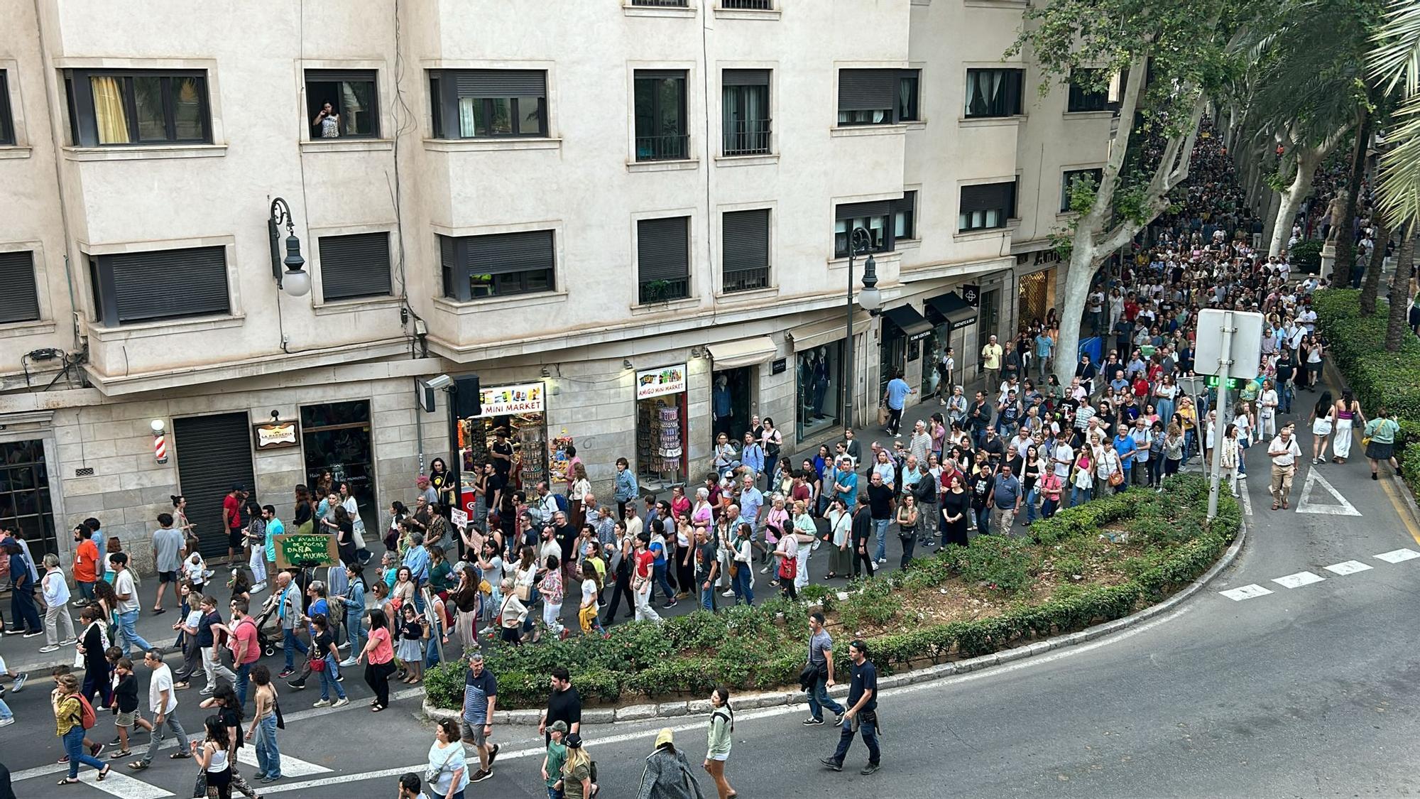 Las imagenes de la manifestación por el derecho a la vivienda y contra la masificación turística