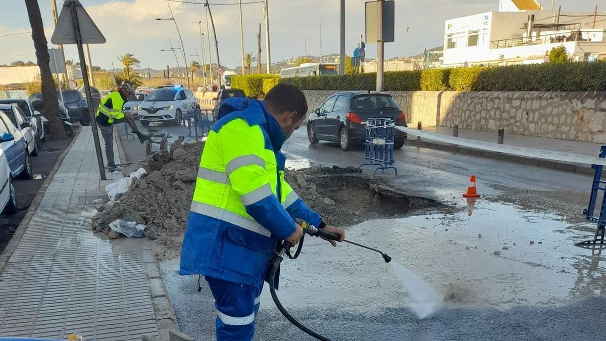Imagen de archivo de un operario de Aqualia en la avenida Santa Eulària de Ibiza.