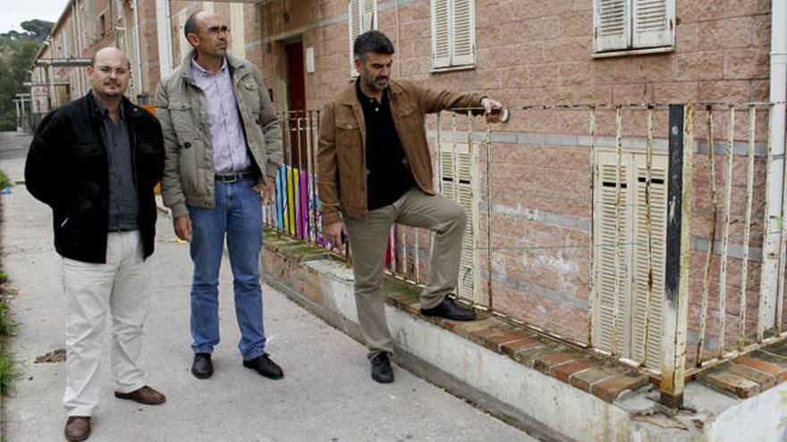 David Arrabalí, Eduardo Zorrilla y Francisco Guzmán, en un rincón de La Corta junto a una verja en mal estado.