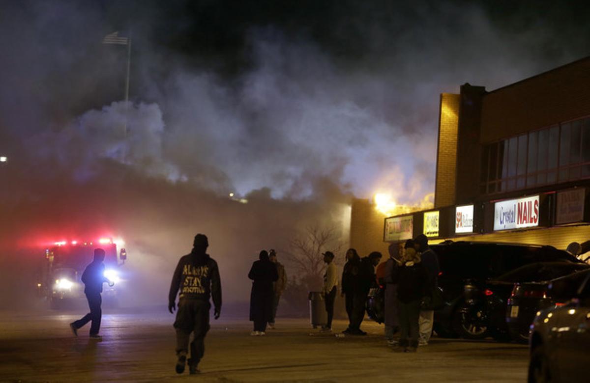 El humo y el fuego invade muchas de las calles de Ferguson.