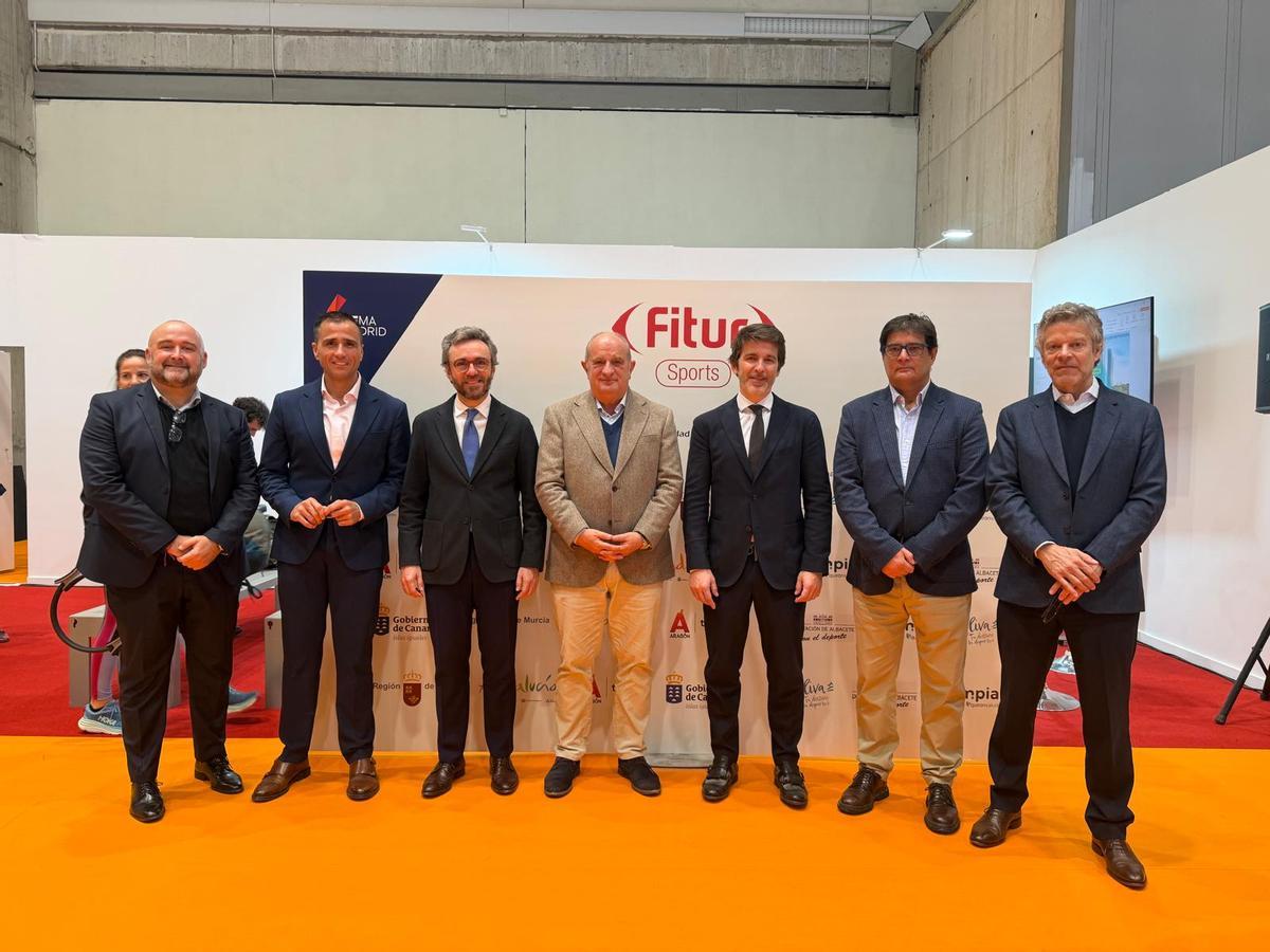 Foto de familia del acuerdo firmado entre Prensa Ibérica, la Federación Española de Deportes de Montaña y Escalada (FEDME) y la Real Federación Española de Patinaje (RFEP).