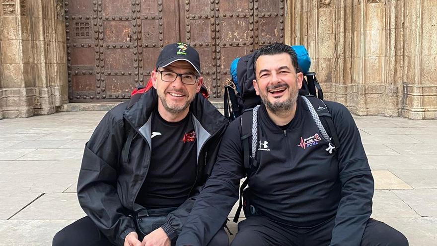 Javier Franco y Pedro Escabias inician esta mañana la ruta a pie desde la Puerta de los Apóstoles de la Catedral de València.