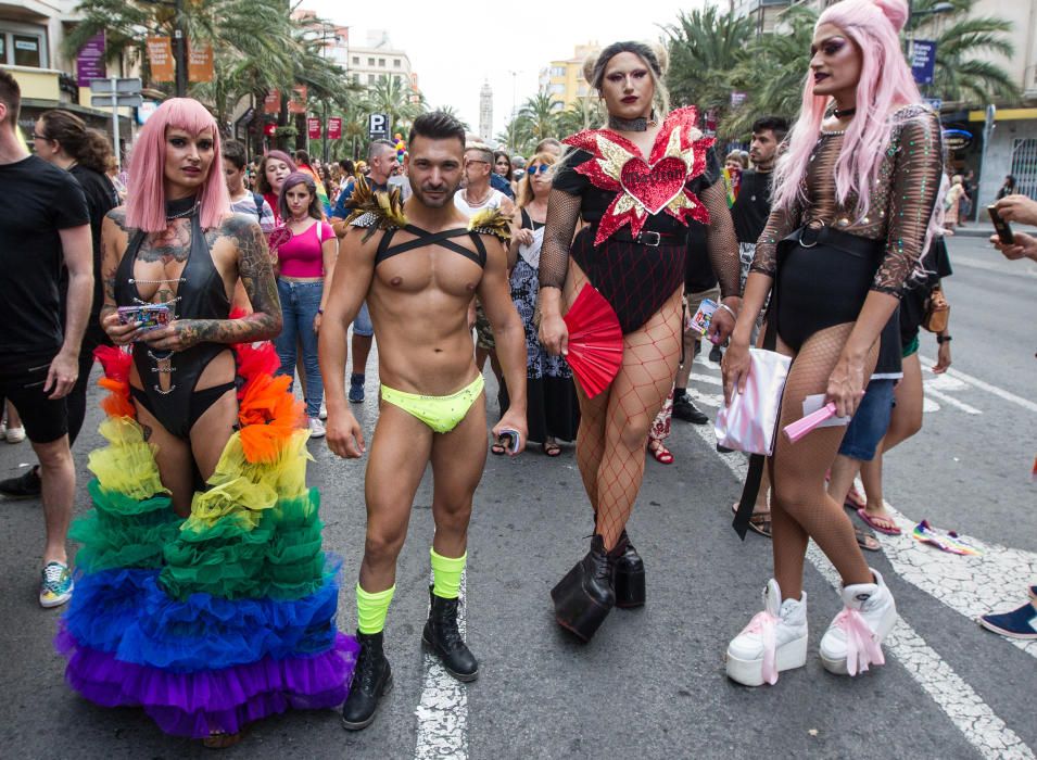 Alicante ondea la bandera del Orgullo LGTBI