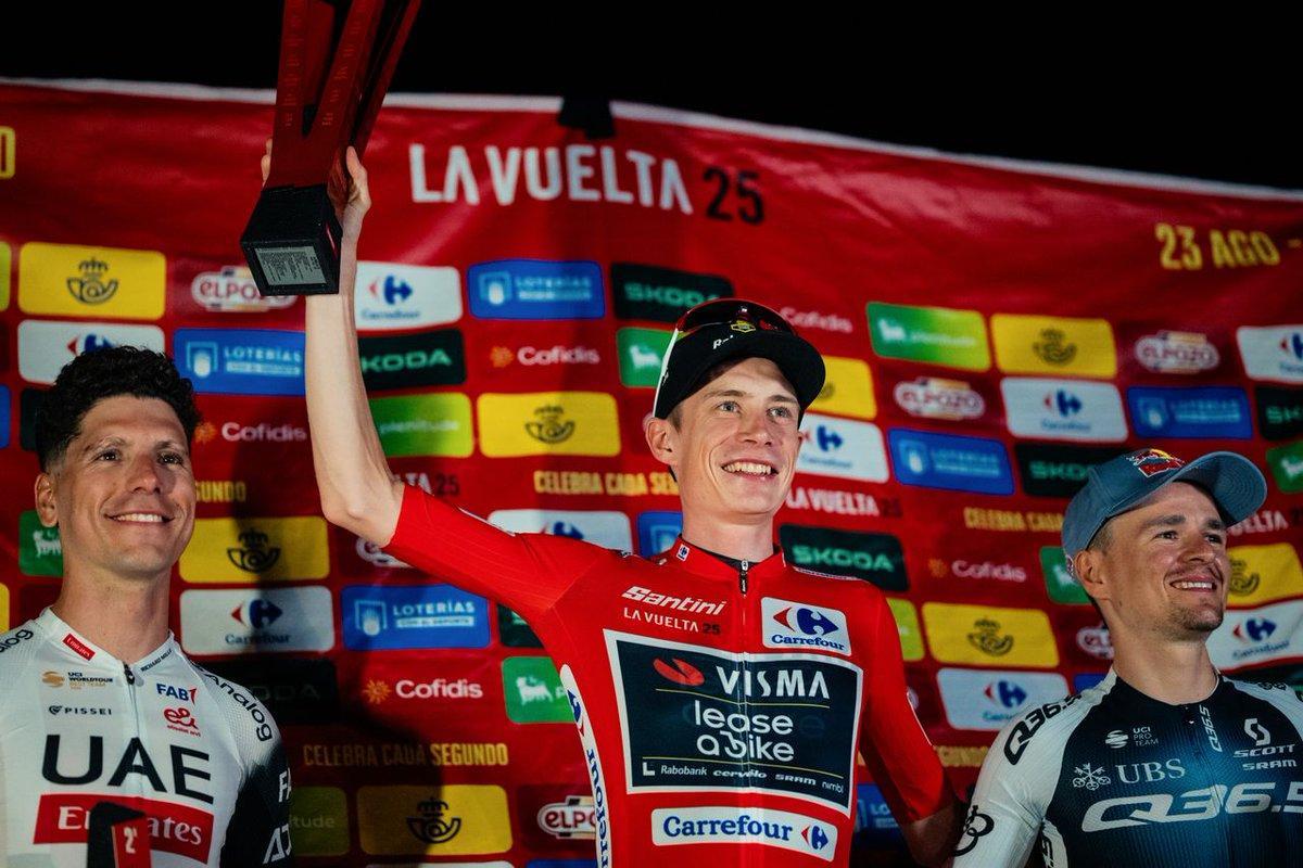 Jonas Vingegaard, en el podio improvisado final de Vuelta.