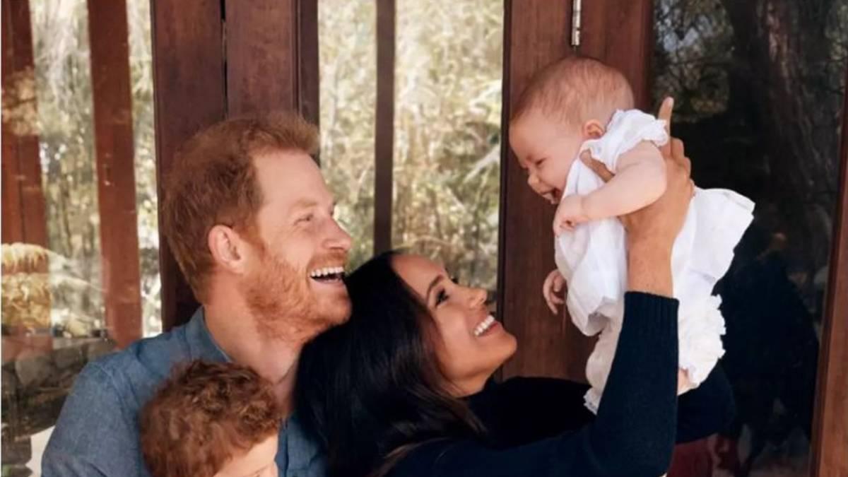 Los duques de Sussex con sus hijos, Archie y Lilibet Diana