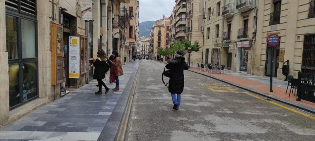 Imatge del centre urbà d’Alcoi, a on Guanyar denuncia falta de projectes per al vianant