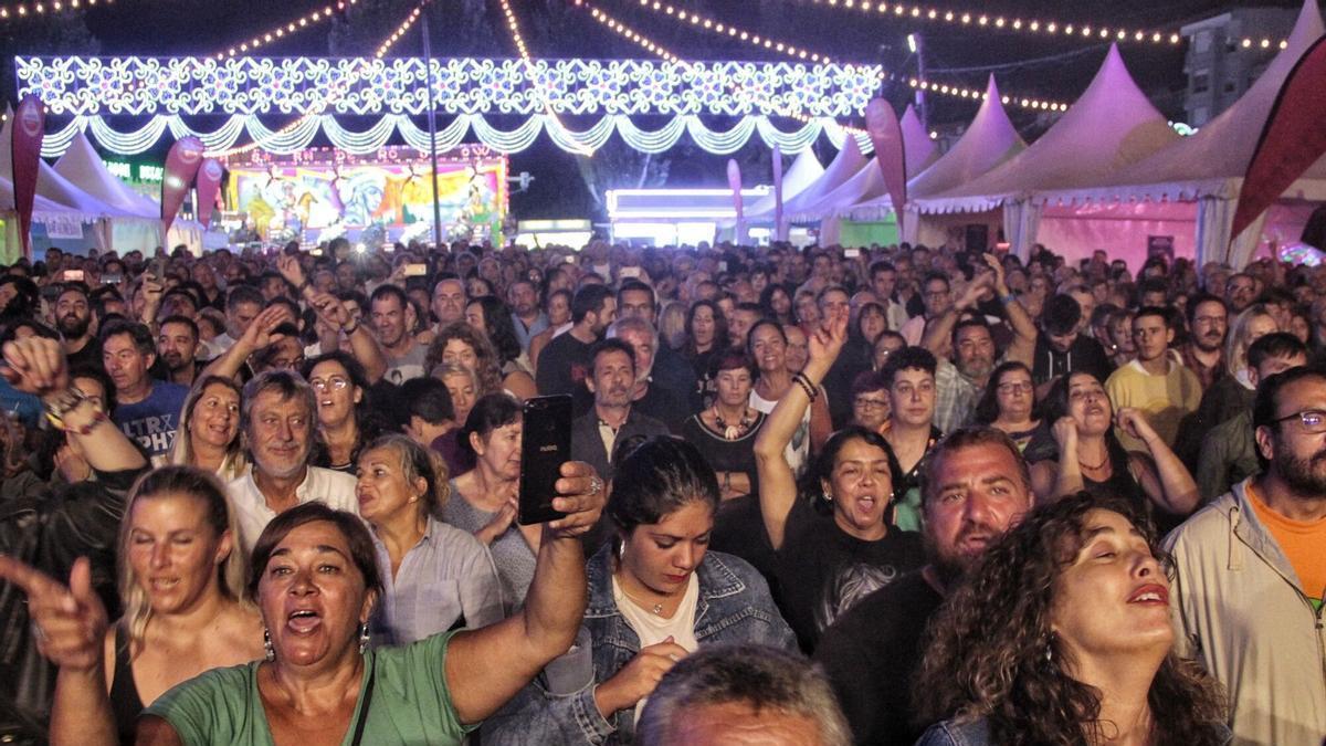 Una actuación de unas anteriores fiestas del Cristo en el epsacio de Ojea con las jaimas de hostelería.