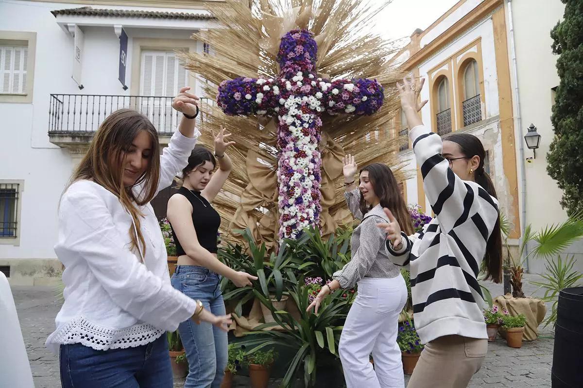 Varias mujeres bailan junto a una Cruz de Mayo en Córdoba.