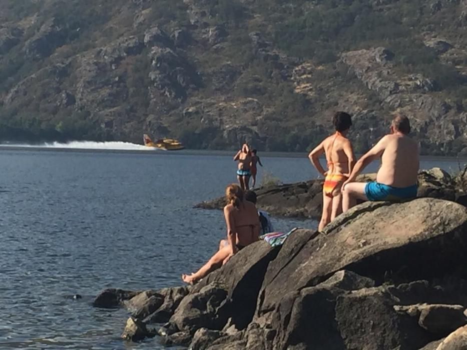 Los hidroaviones cogen agua en el Lago de Sanabria