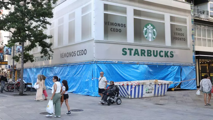 Starbucks ultima su apertura en el Obelisco