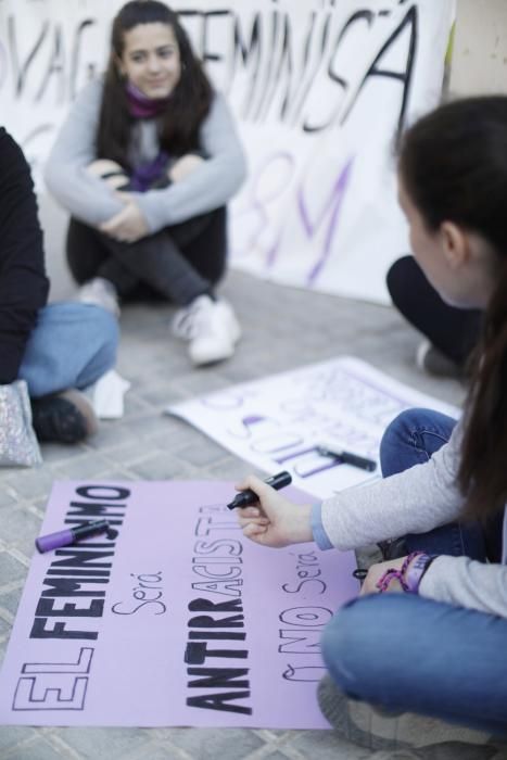 Asamblea feminista en Benimaclet y preparación de carteles para la manifestación