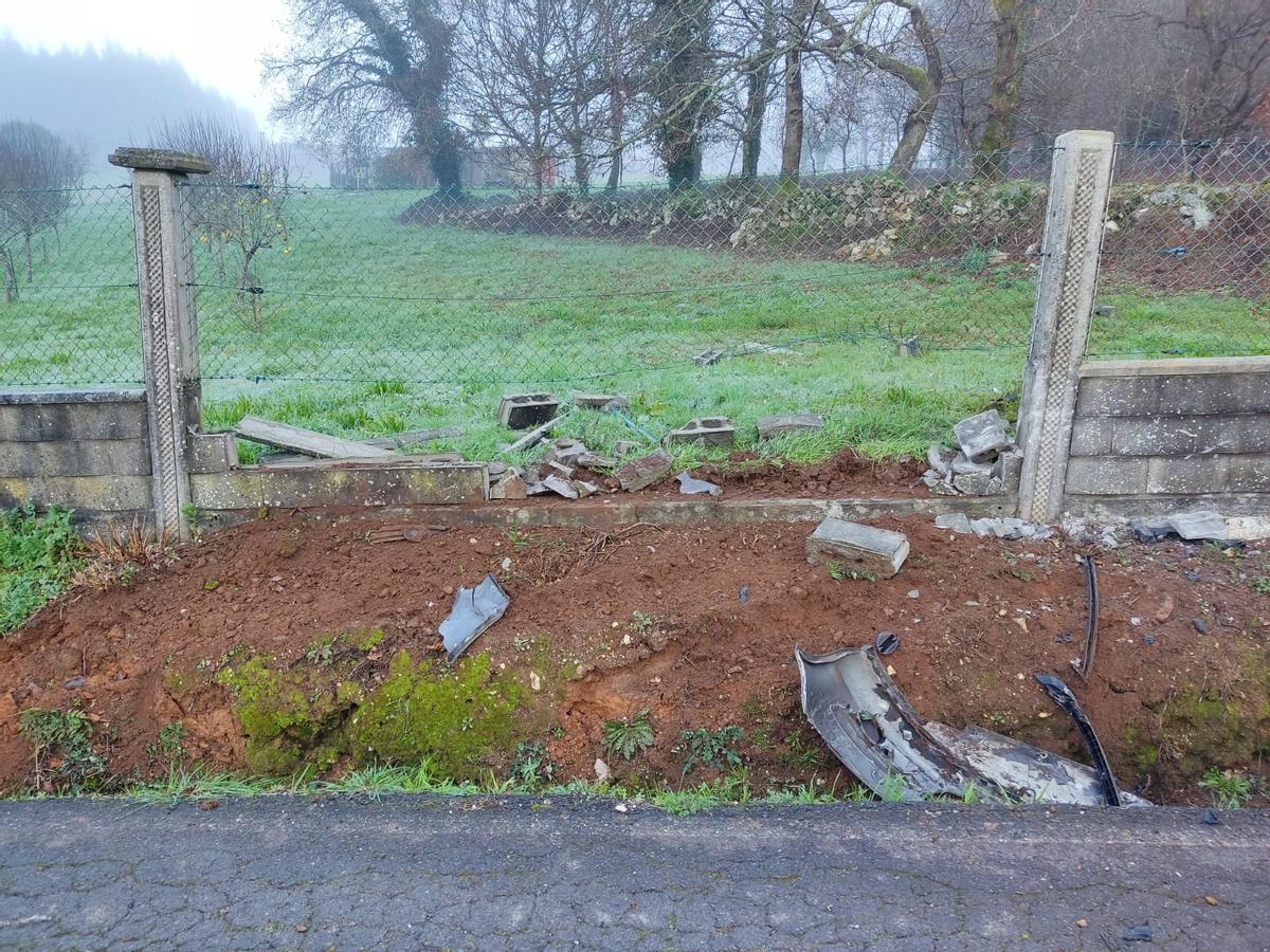 El vehículo que conducía la joven siniestrada se llevó por delante unos tres metros de muro de bloques de hormigón antes de acabar impactando contra otro coche