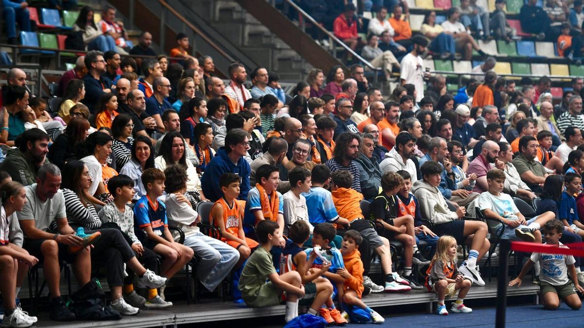 El Leyma Coruña se reconcilia con la 'Familia Naranja': "Habrá días que no salgan las cosas, pero no dejaremos de luchar"