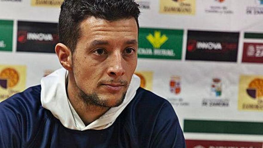 El entrenador del Innova Chef, Saulo Hernández.