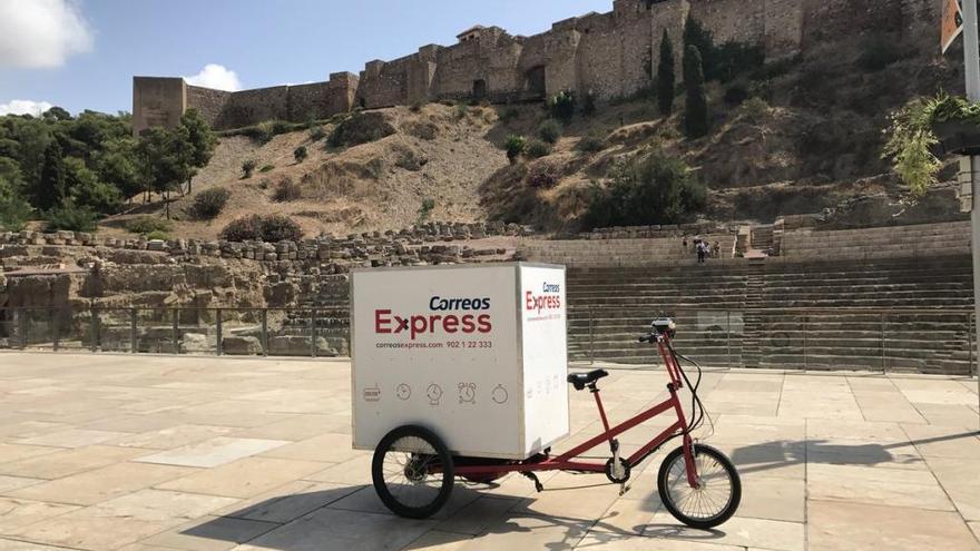 Correos Express apuesta por bicis y motos eléctricas para repartir por el Centro