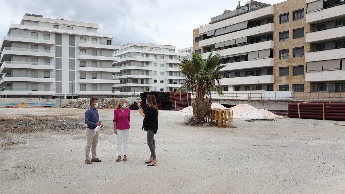 La alcaldesa y el concejal de Obras, ayer, en la parcela que albergará las viviendas.