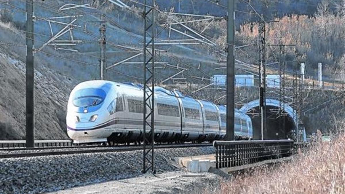 Un tren de la línea de alta velocidad, a su paso por Bàscara (Alt Empordà).