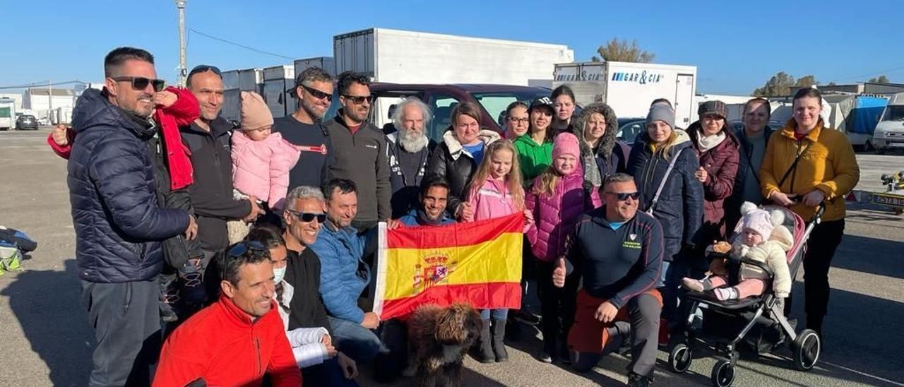 Bomberos del CPB y familias de ucranianos refugiados, en su llegada a Málaga