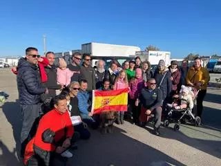 Los bomberos del CPB llegan a Málaga con once refugiados tras llevar ayuda humanitaria