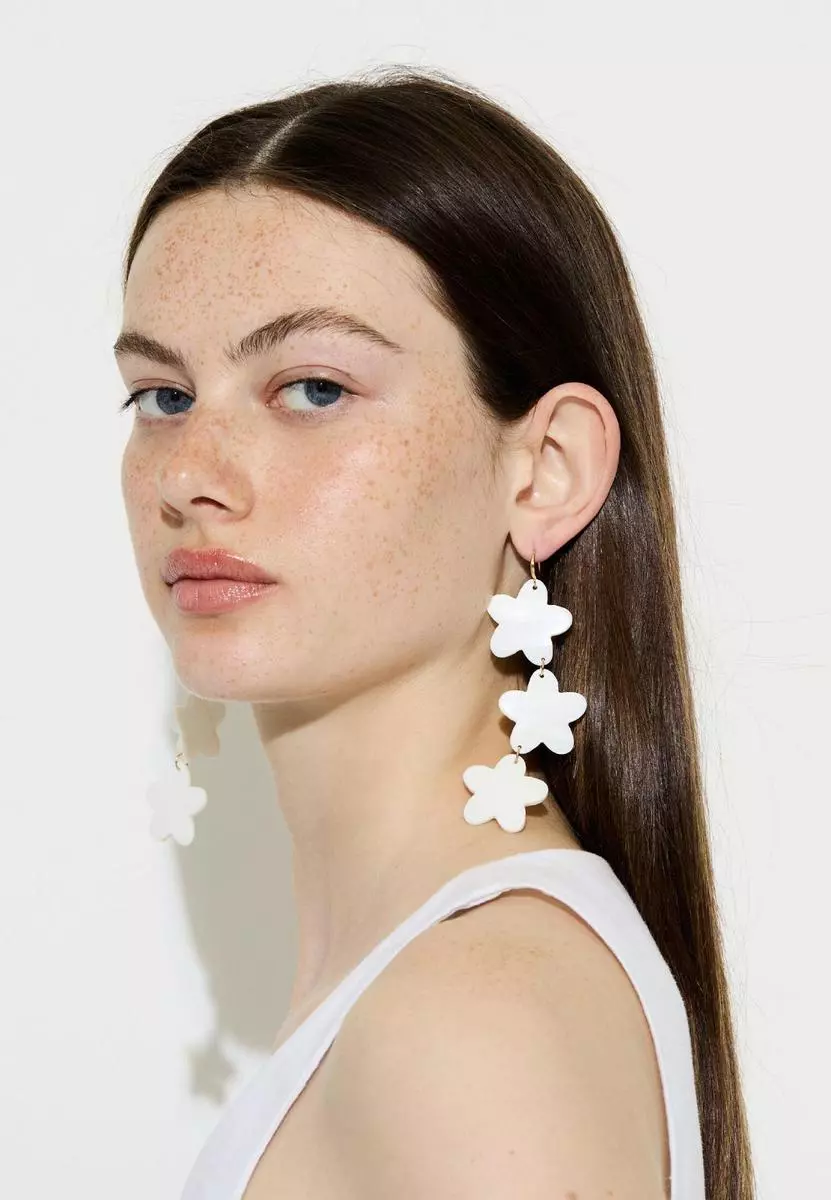 Los pendientes de invitada más bonitos: descubre 6 modelos primaverales de Stradivarius para todo tipo de eventos 9 Moncloa Pendientes largos de flores de Stradivarius