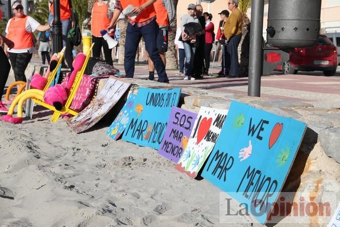 Un 'SOS' gigante para el Mar Menor formado por escolares en Villananitos