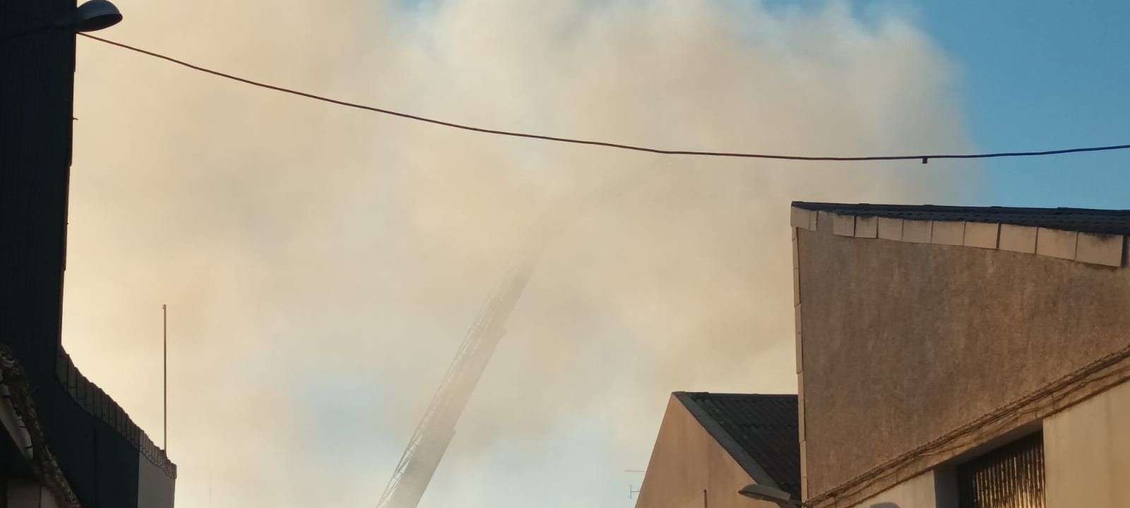 Declarado un incendio en una nave de patinetes en el polígono de La Azucarera