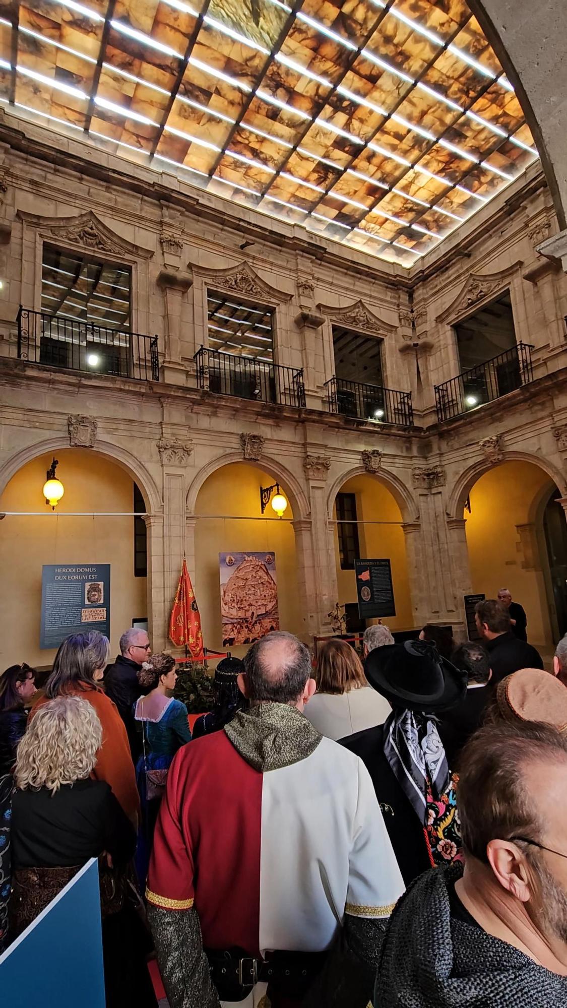 Una exposición ahonda en el simbolismo del Oriol como emblema de Orihuela