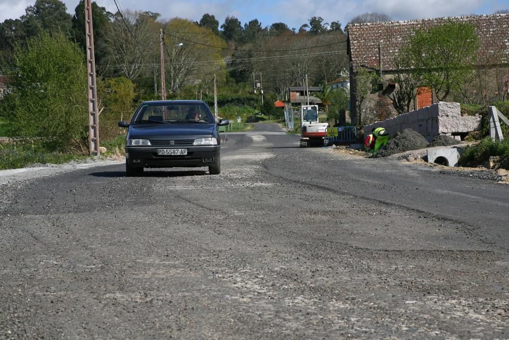 Vecinos de Riobó exigen la retirada de unos postes que invaden la carretera